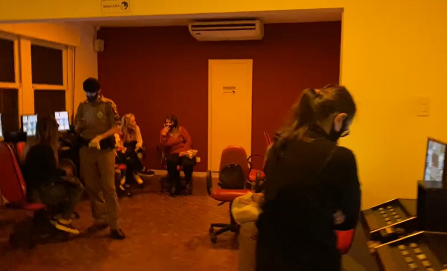 Fiscalização fecha 13 pontos comerciais e dispersa aglomerações em Curitiba