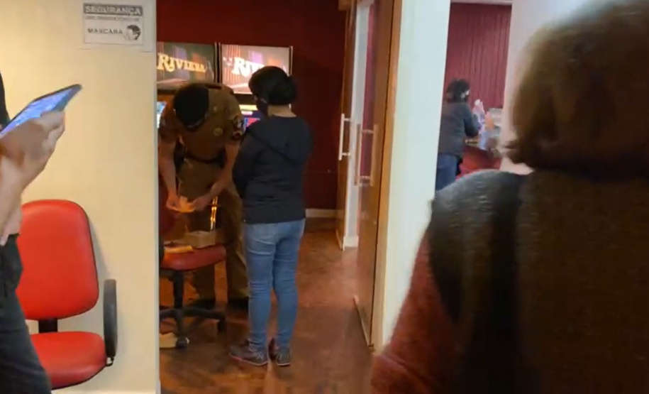 Fiscalização fecha 13 pontos comerciais e dispersa aglomerações em Curitiba