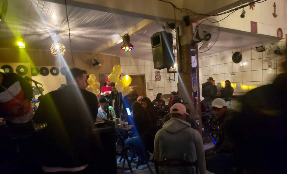 Fiscalização interdita 14 pontos comerciais e dispersa 1.200 pessoas em Curitiba