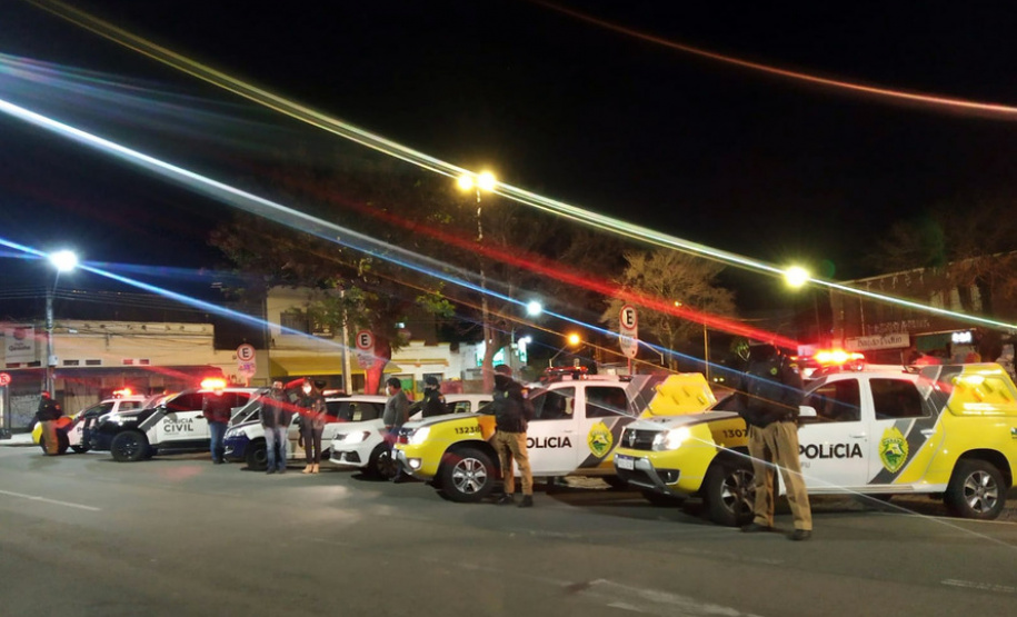 Fiscalização interdita 14 pontos comerciais e dispersa 1.200 pessoas em Curitiba