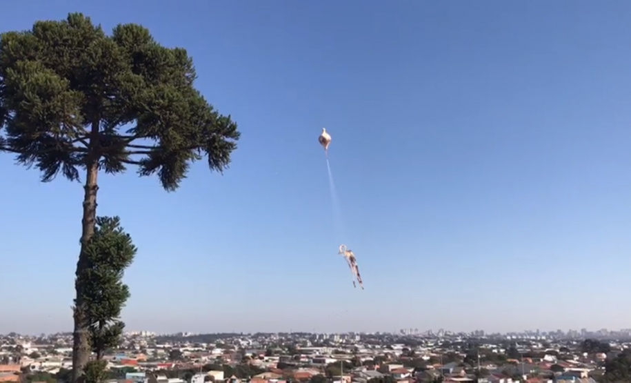 Polícia Militar apreende balão que caiu no bairro Boqueirão, em Curitiba