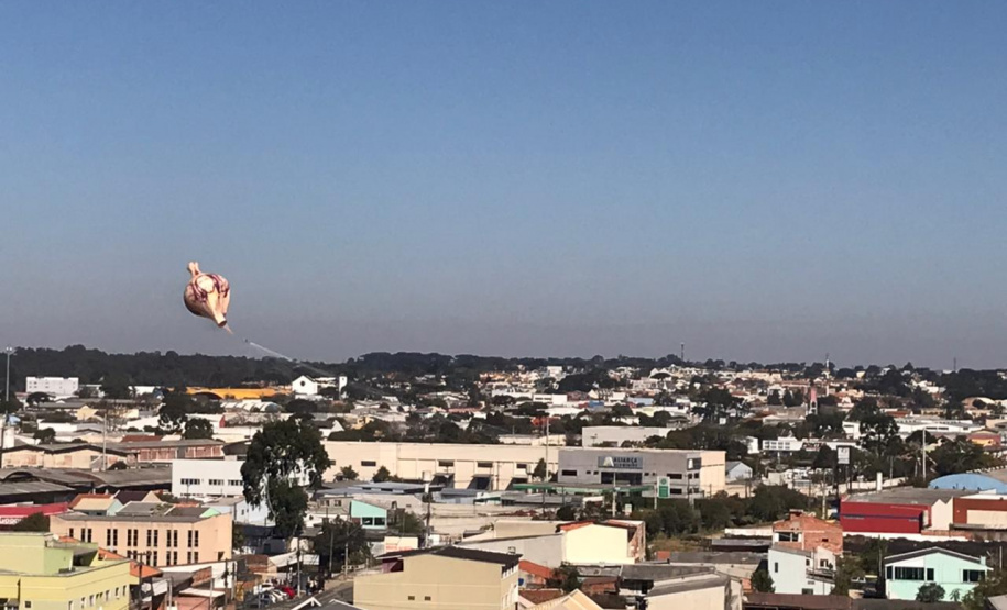 Polícia Militar apreende balão que caiu no bairro Boqueirão, em Curitiba