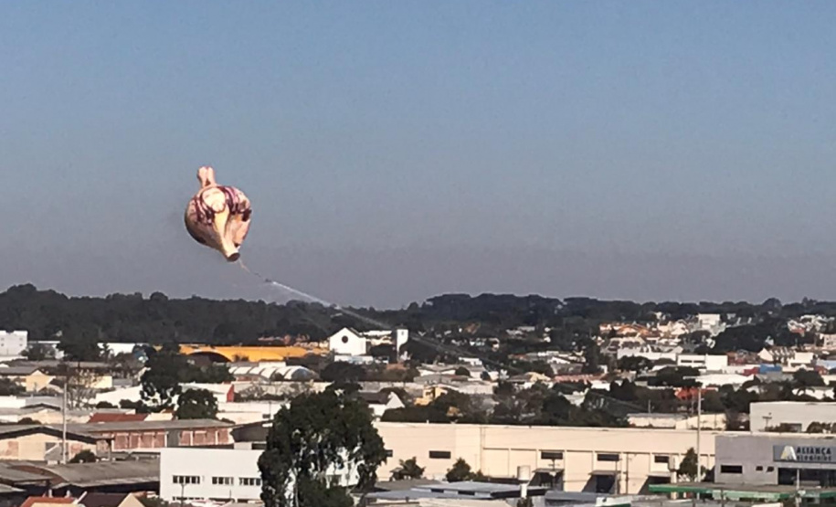 Polícia Militar apreende balão que caiu no bairro Boqueirão, em Curitiba