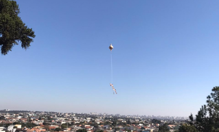 Polícia Militar apreende balão que caiu no bairro Boqueirão, em Curitiba