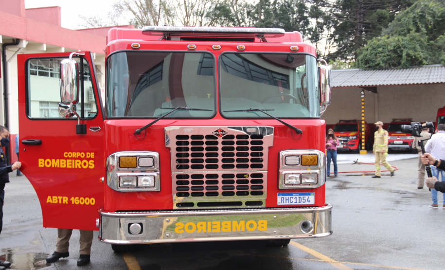 Caminhão moderno é entregue ao Corpo de Bombeiros de São José dos Pinhais