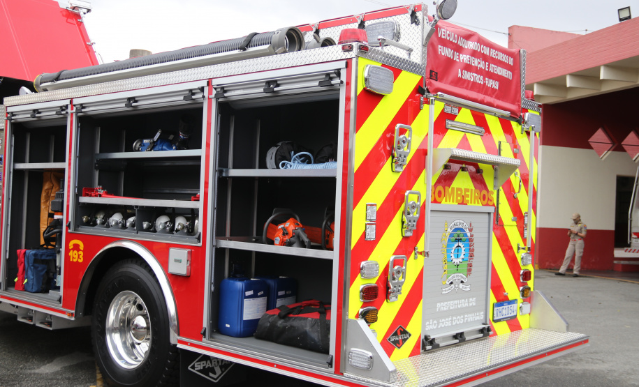 Caminhão moderno é entregue ao Corpo de Bombeiros de São José dos Pinhais