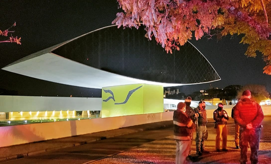 PM faz fiscalização das medidas sanitárias na Capital e apreende máquina caça-níquel