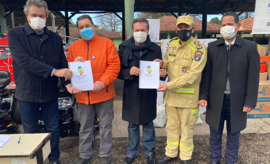 Equipamentos de proteção e combate ao fogo foram entregues pelo Estado às forças que atuam em proteção à natureza. São ações executadas em conjunto entre o órgão ambiental estadual, a Defesa Civil e a Secretaria da Segurança Pública.