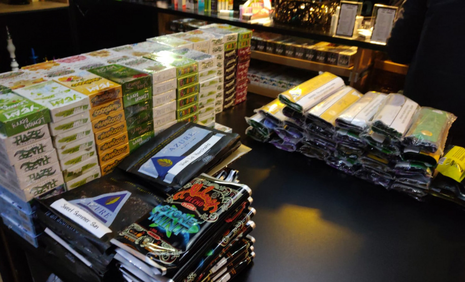 Operação mira comércio ilegal de cigarros eletrônicos em Curitiba e apreende mais de 10 mil itens