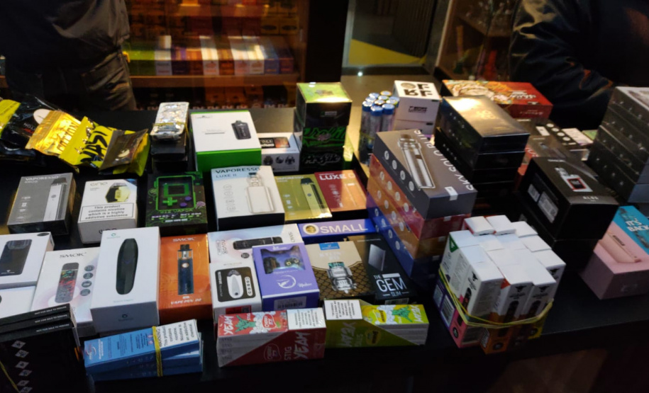 Operação mira comércio ilegal de cigarros eletrônicos em Curitiba e apreende mais de 10 mil itens