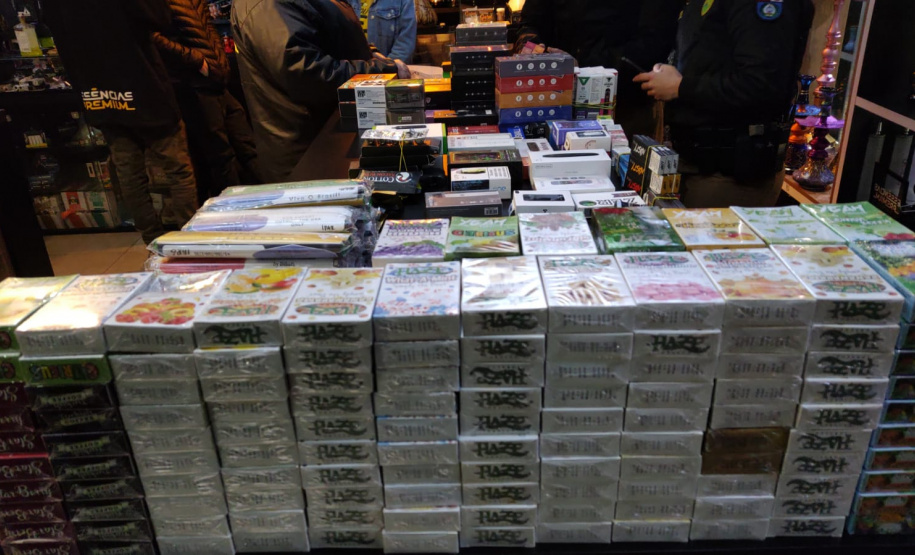 Operação mira comércio ilegal de cigarros eletrônicos em Curitiba e apreende mais de 10 mil itens