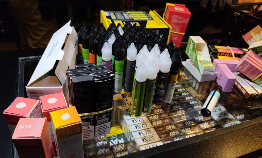 Operação mira comércio ilegal de cigarros eletrônicos em Curitiba e apreende mais de 10 mil itens