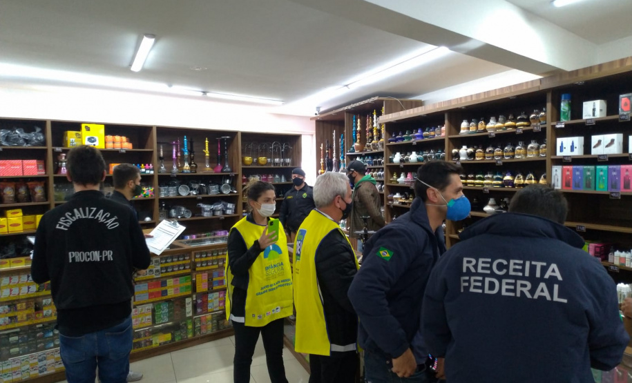 Operação mira comércio ilegal de cigarros eletrônicos em Curitiba e apreende mais de 10 mil itens