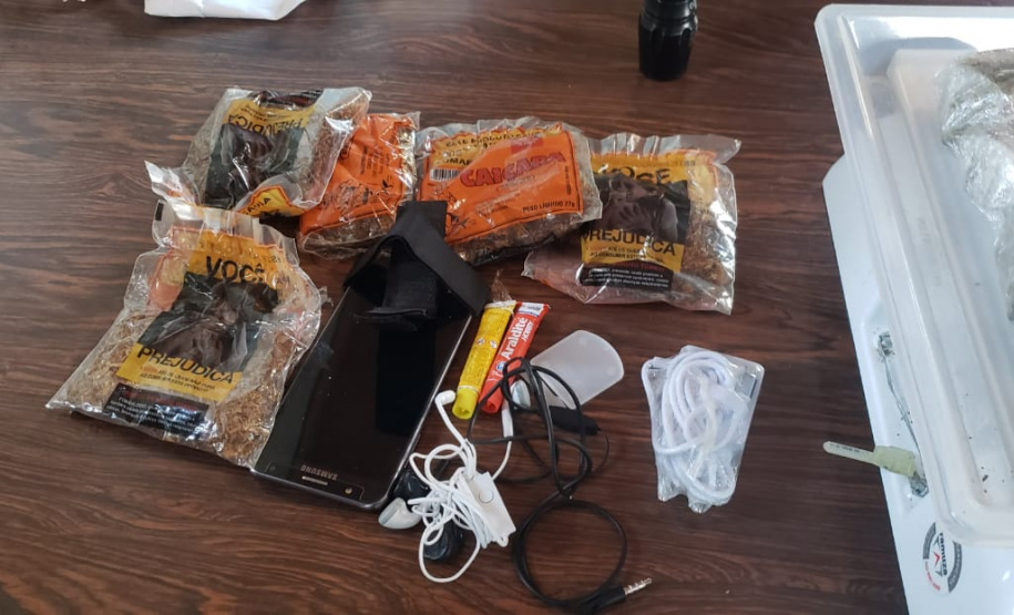 Agente penitenciário é flagrado ao tentar entrar com drogas e celular em unidade penal
