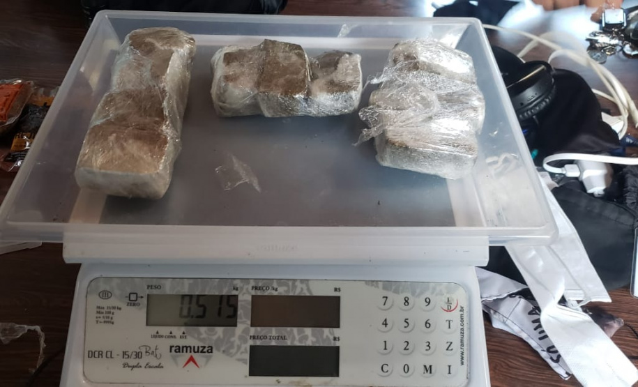 Agente penitenciário é flagrado ao tentar entrar com drogas e celular em unidade penal