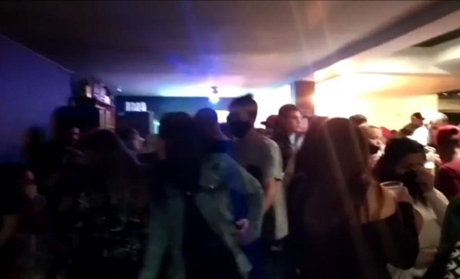 Fiscalização dispersa 2,2 mil pessoas e fecha 10 estabelecimentos comerciais em Curitiba