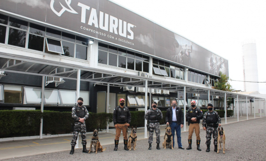 Cães de faro da PM passam por testes de faro de armas no Rio Grande do Sul