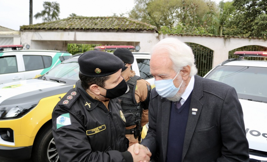 Vice-governador entrega seis veículos para operações da PM no Litoral