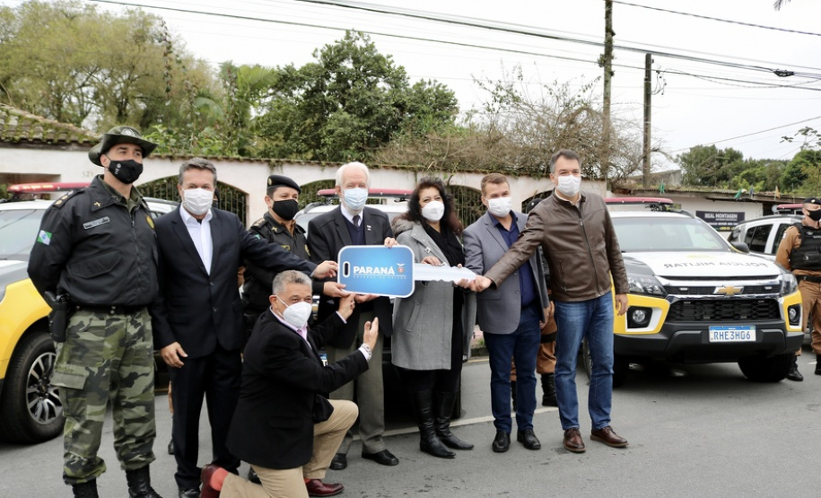 Vice-governador entrega seis veículos para operações da PM no Litoral