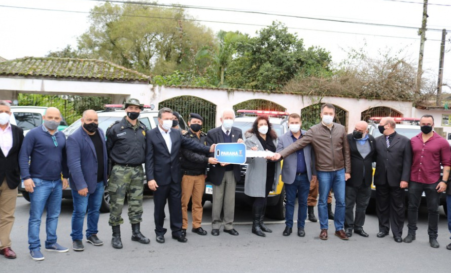 Vice-governador entrega seis veículos para operações da PM no Litoral