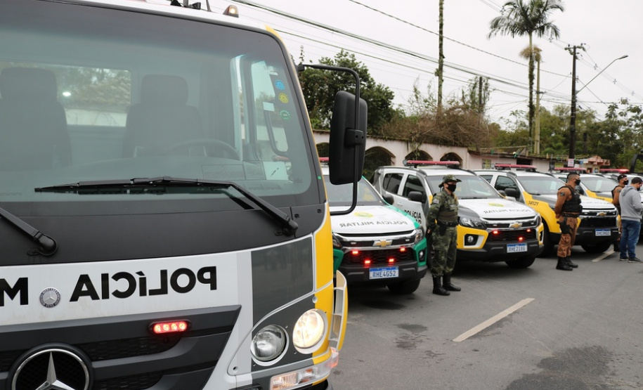 Vice-governador entrega seis veículos para operações da PM no Litoral