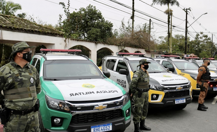 Vice-governador entrega seis veículos para operações da PM no Litoral