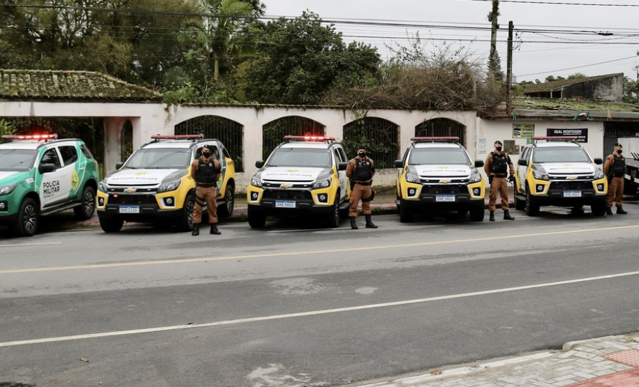 Vice-governador entrega seis veículos para operações da PM no Litoral