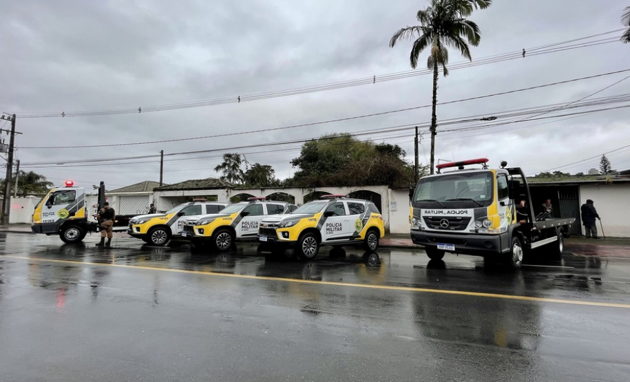 Vice-governador entrega seis veículos para operações da PM no Litoral