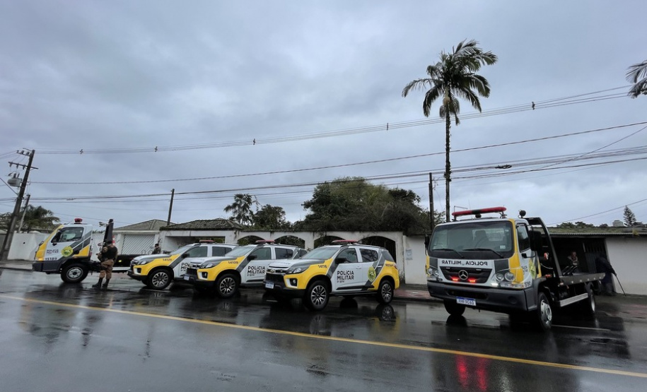 Vice-governador entrega seis veículos para operações da PM no Litoral