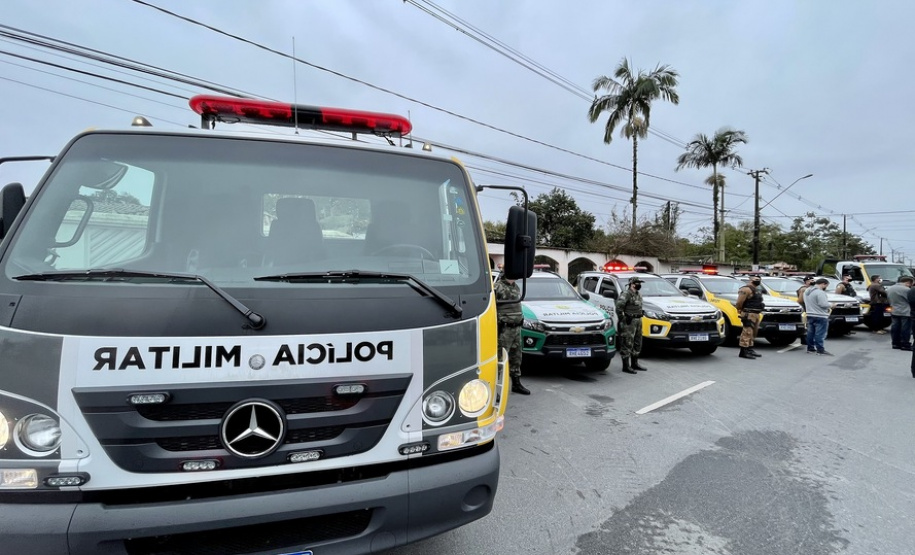 Vice-governador entrega seis veículos para operações da PM no Litoral