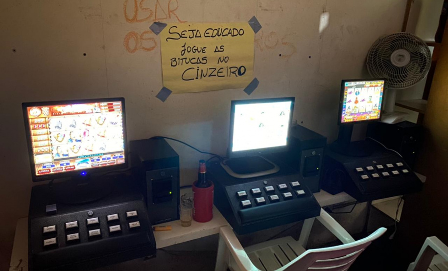 PM fecha cinco estabelecimentos e dispersa quase 100 pessoas em Curitiba