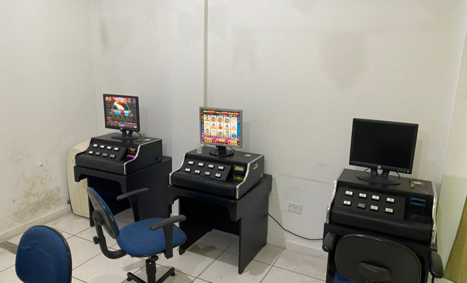 PM fecha cinco estabelecimentos e dispersa quase 100 pessoas em Curitiba