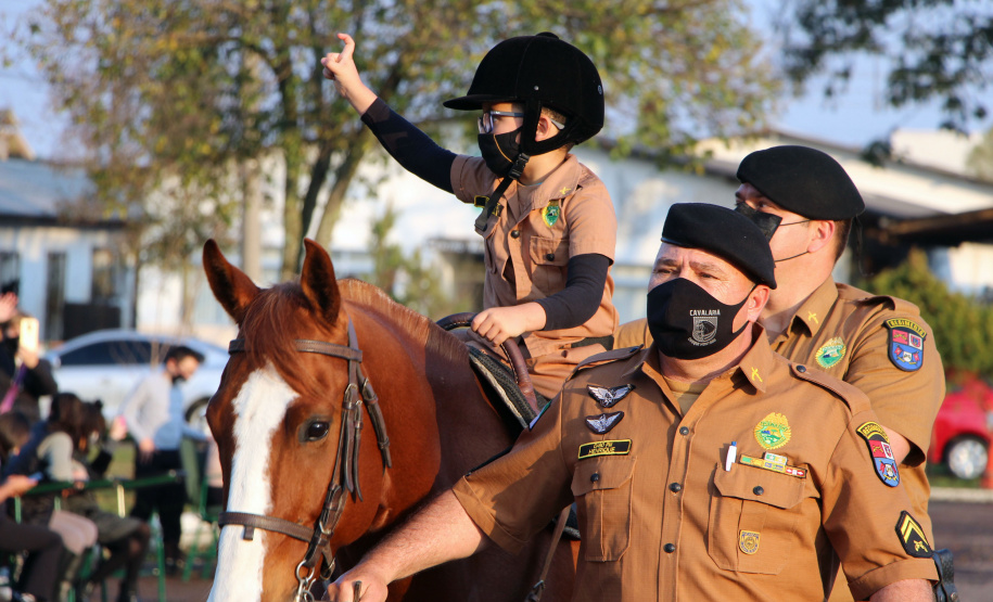 Regimento da PM completa 142 anos de história de heroísmo e atenção à população com o serviço de Equoterapia