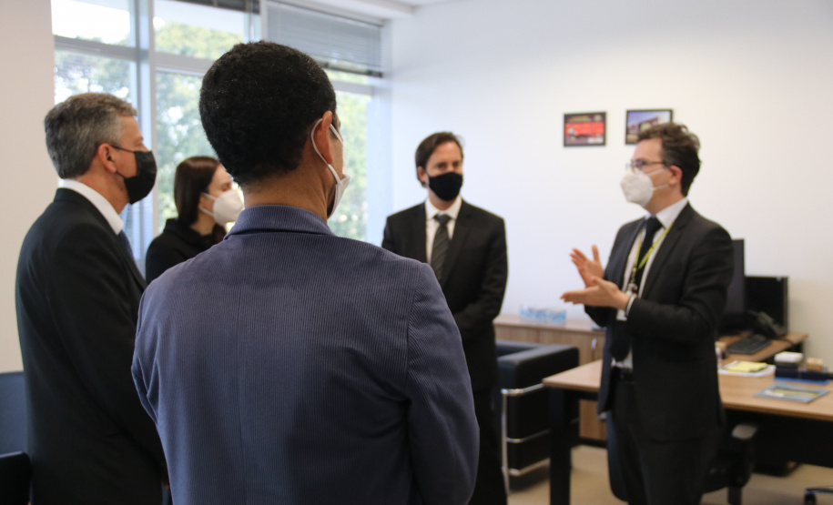 Secretário Nacional de Política sobre drogas visita sede da Polícia Científica do Paraná