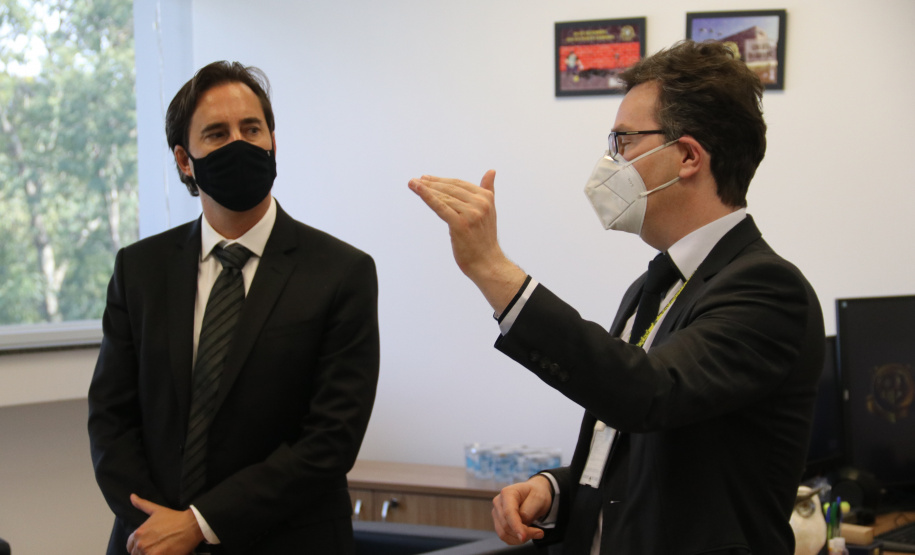 Secretário Nacional de Política sobre drogas visita sede da Polícia Científica do Paraná