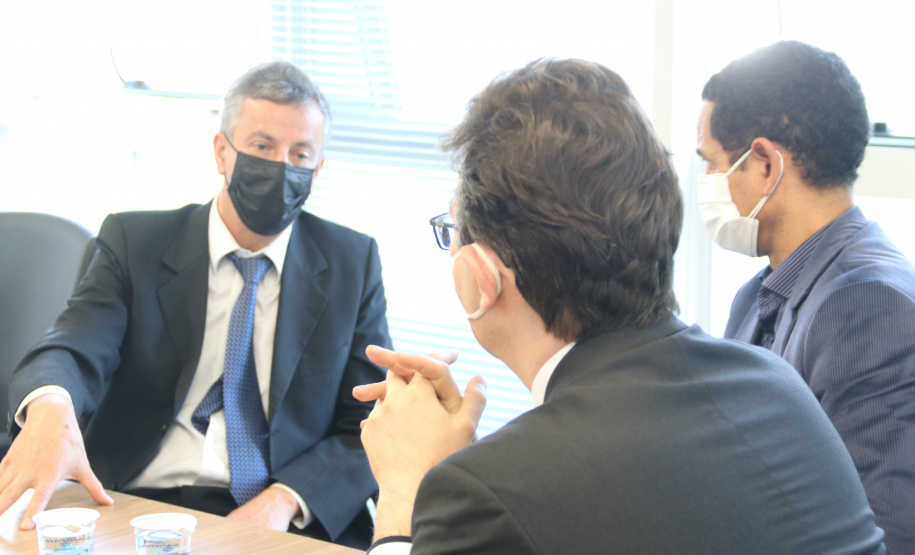 Secretário Nacional de Política sobre drogas visita sede da Polícia Científica do Paraná