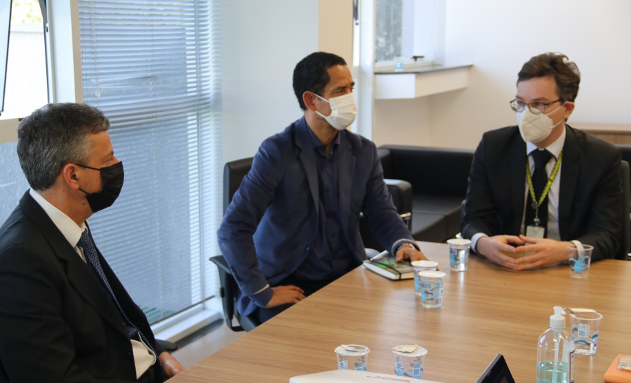 Secretário Nacional de Política sobre drogas visita sede da Polícia Científica do Paraná