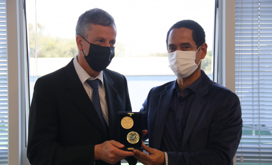 Secretário Nacional de Política sobre drogas visita sede da Polícia Científica do Paraná