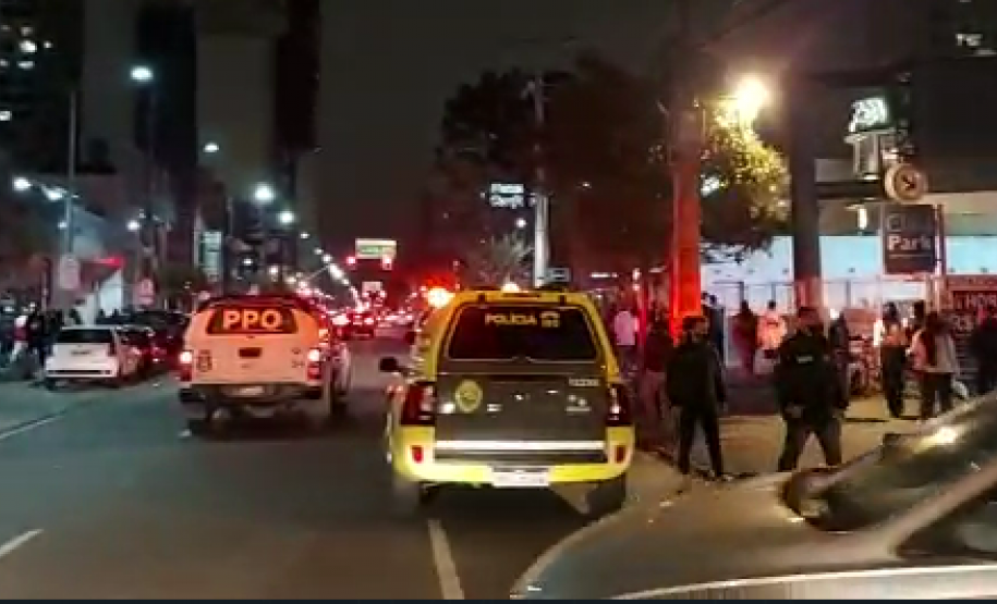 Fiscalização dispersa 1,5 mil pessoas e fecha seis estabelecimentos em Curitiba