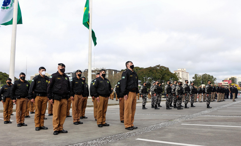 Pira do Fogo Simbólico da Pátria é acendida durante cerimônia de abertura da Semana da Pátria em Curitiba