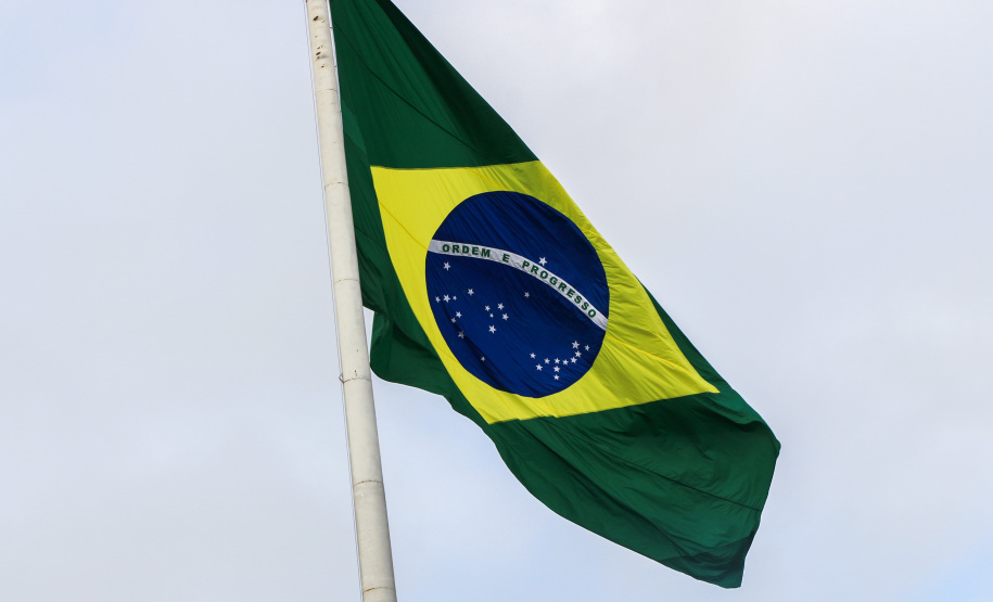 Pira do Fogo Simbólico da Pátria é acendida durante cerimônia de abertura da Semana da Pátria em Curitiba