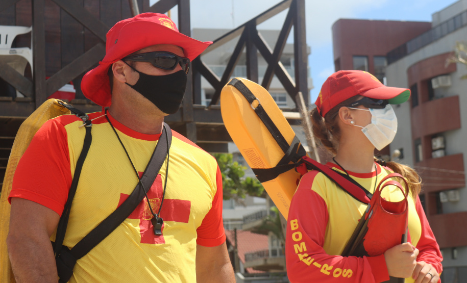 Nadar em segurança é somente próximo ao Posto de Guarda-Vidas do Corpo de Bombeiros