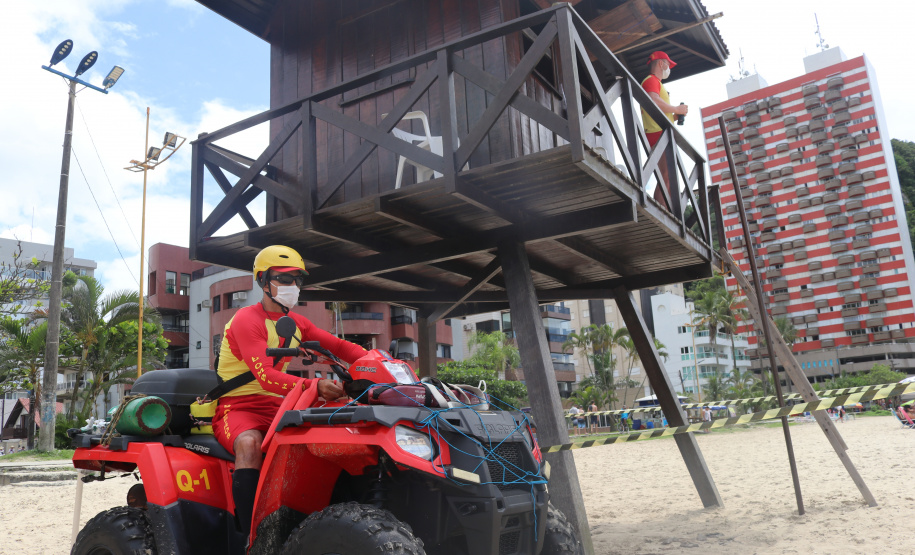 Nadar em segurança é somente próximo ao Posto de Guarda-Vidas do Corpo de Bombeiros
