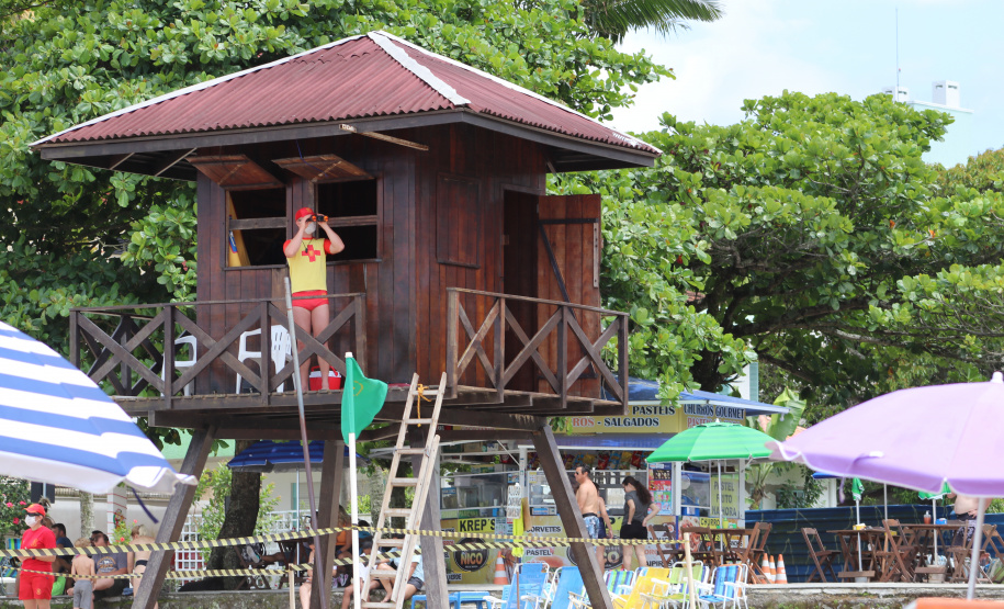 Nadar em segurança é somente próximo ao Posto de Guarda-Vidas do Corpo de Bombeiros