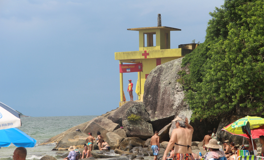Nadar em segurança é somente próximo ao Posto de Guarda-Vidas do Corpo de Bombeiros