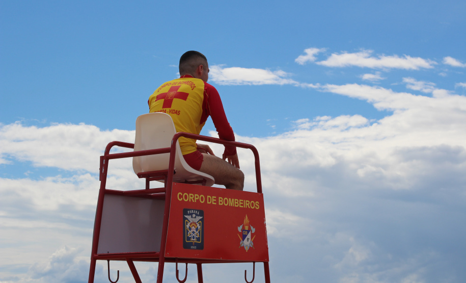 Nadar em segurança é somente próximo ao Posto de Guarda-Vidas do Corpo de Bombeiros