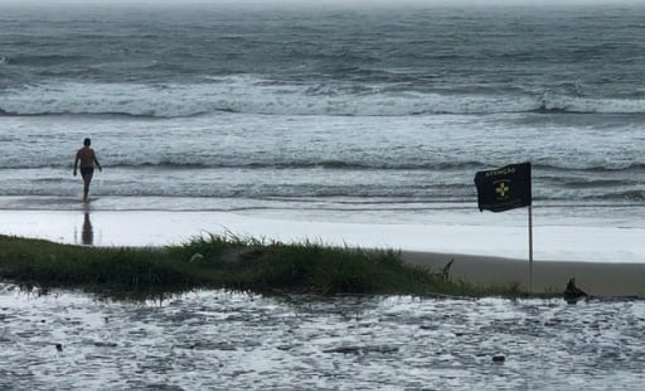 Bombeiros pedem atenção às bandeiras de orientação para evitar afogamentos nas praias e rios