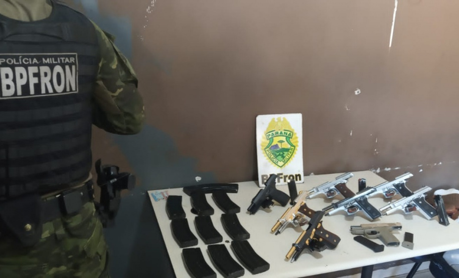 Oito pistolas e 22 carregadores são apreendidos pelo BPFron em ônibus de viagem no Oeste do estado