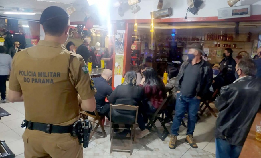 Noite do feriado é marcada por aglomerações em bares da Capital