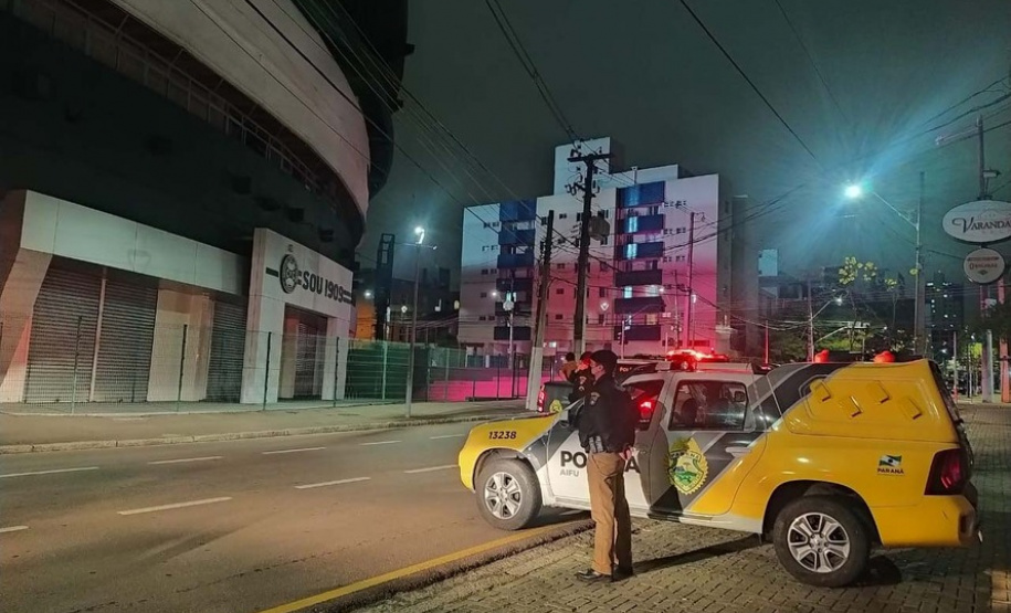 Noite do feriado é marcada por aglomerações em bares da Capital
